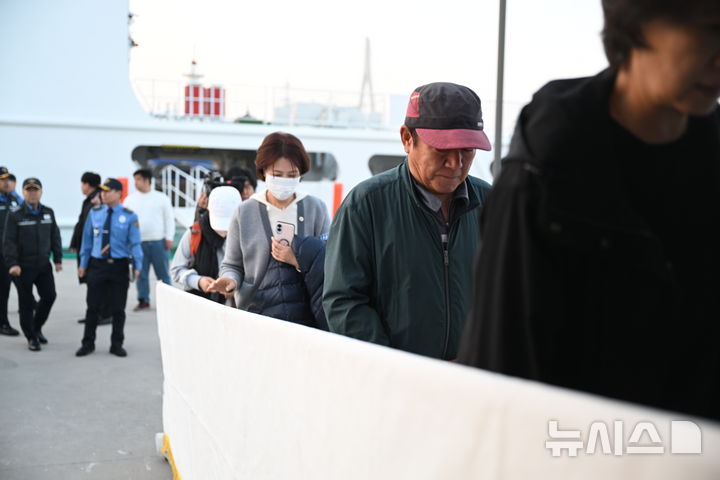 [목포=뉴시스] 이현행 기자 = 세월호 참사 12주기인 16일 오전 전남 목포시 해경 전용 부두에서 선상 추모식에 참여하는 세월호 유족들이 함정에 탑승하고 있다. 2026.04.16. lhh@newsis.com