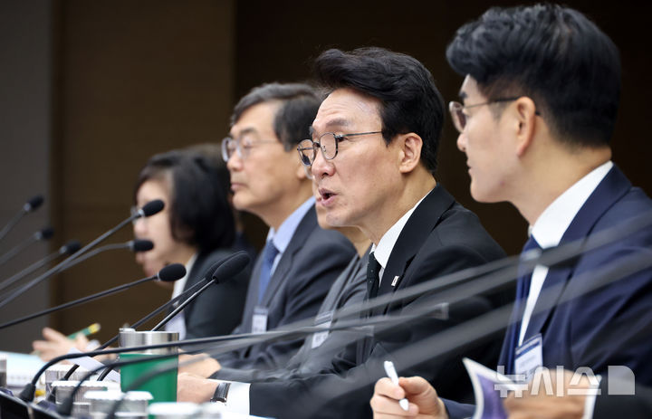 [세종=뉴시스] 강종민 기자 = 김민석 국무총리가 16일 세종시 정부세종청사에서 열린 국가바이오혁신위원회 출범식 및 1차회의에서 모두발언을 하고 있다. 2026.04.16. ppkjm@newsis.com