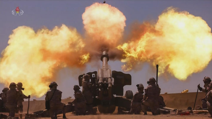 [서울=뉴시스] 북한 조선중앙TV는 김정은 국무위원장이 김일성 주석의 생일(태양절·4월 15일)을 맞아 포사격 경기를 참관했다고 16일 보도했다. (사진=조선중앙TV 캡처) 2026.04.16. photo@newsis.com *재판매 및 DB 금지