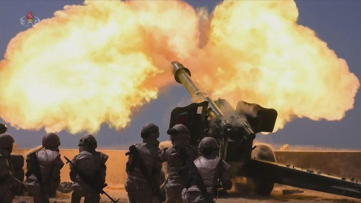 [서울=뉴시스] 북한 조선중앙TV는 김정은 국무위원장이 김일성 주석의 생일(태양절·4월 15일)을 맞아 포사격 경기를 참관했다고 16일 보도했다. (사진=조선중앙TV 캡처) 2026.04.16. photo@newsis.com *재판매 및 DB 금지