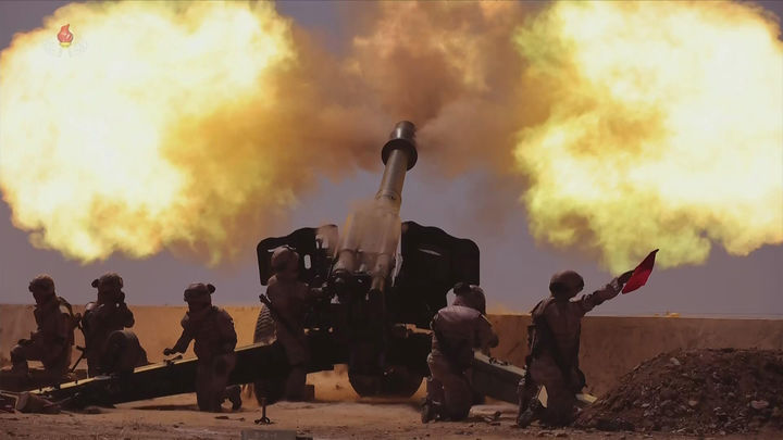 [서울=뉴시스] 북한 조선중앙TV는 김정은 국무위원장이 김일성 주석의 생일(태양절·4월 15일)을 맞아 포사격 경기를 참관했다고 16일 보도했다. (사진=조선중앙TV 캡처) 2026.04.16. photo@newsis.com *재판매 및 DB 금지