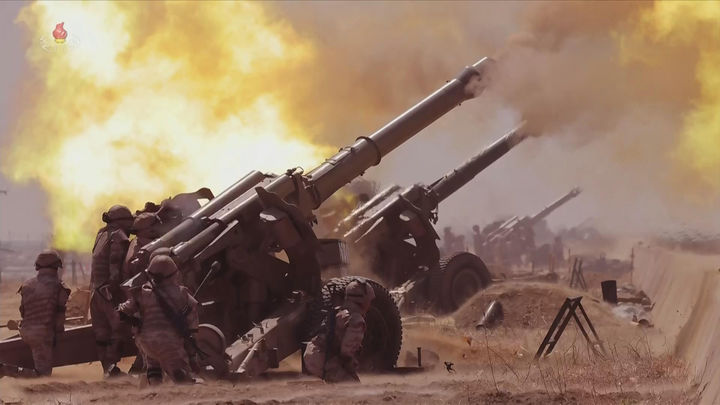 [서울=뉴시스] 북한 조선중앙TV는 김정은 국무위원장이 김일성 주석의 생일(태양절·4월 15일)을 맞아 포사격 경기를 참관했다고 16일 보도했다. (사진=조선중앙TV 캡처) 2026.04.16. photo@newsis.com *재판매 및 DB 금지