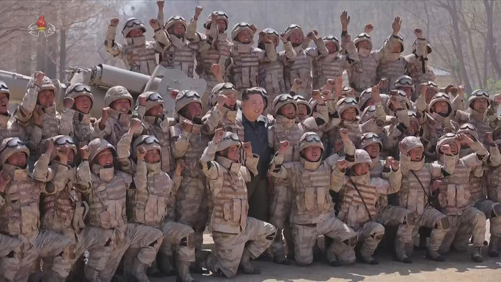 [서울=뉴시스] 북한 조선중앙TV는 김정은 국무위원장이 김일성 주석의 생일(태양절·4월 15일)을 맞아 포사격 경기를 참관했다고 16일 보도했다. (사진=조선중앙TV 캡처) 2026.04.16. photo@newsis.com *재판매 및 DB 금지