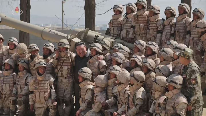 [서울=뉴시스] 북한 조선중앙TV는 김정은 국무위원장이 김일성 주석의 생일(태양절·4월 15일)을 맞아 포사격 경기를 참관했다고 16일 보도했다. (사진=조선중앙TV 캡처) 2026.04.16. photo@newsis.com *재판매 및 DB 금지