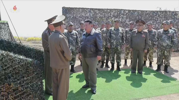 [서울=뉴시스] 북한 조선중앙TV는 김정은 국무위원장이 김일성 주석의 생일(태양절·4월 15일)을 맞아 포사격 경기를 참관했다고 16일 보도했다. (사진=조선중앙TV 캡처) 2026.04.16. photo@newsis.com *재판매 및 DB 금지