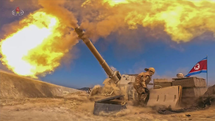 [서울=뉴시스] 북한 조선중앙TV는 김정은 국무위원장이 김일성 주석의 생일(태양절·4월 15일)을 맞아 포사격 경기를 참관했다고 16일 보도했다. (사진=조선중앙TV 캡처) 2026.04.16. photo@newsis.com *재판매 및 DB 금지