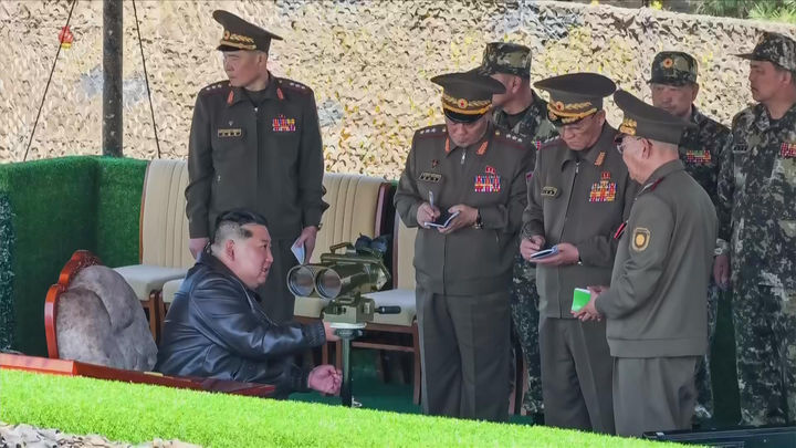 [서울=뉴시스] 북한 조선중앙TV는 김정은 국무위원장이 김일성 주석의 생일(태양절·4월 15일)을 맞아 포사격 경기를 참관했다고 16일 보도했다. (사진=조선중앙TV 캡처) 2026.04.16. photo@newsis.com *재판매 및 DB 금지