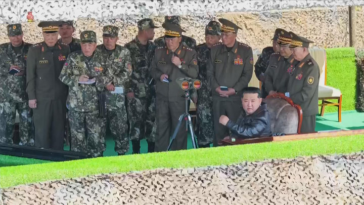 [서울=뉴시스] 북한 조선중앙TV는 김정은 국무위원장이 김일성 주석의 생일(태양절·4월 15일)을 맞아 포사격 경기를 참관했다고 16일 보도했다. (사진=조선중앙TV 캡처) 2026.04.16. photo@newsis.com *재판매 및 DB 금지