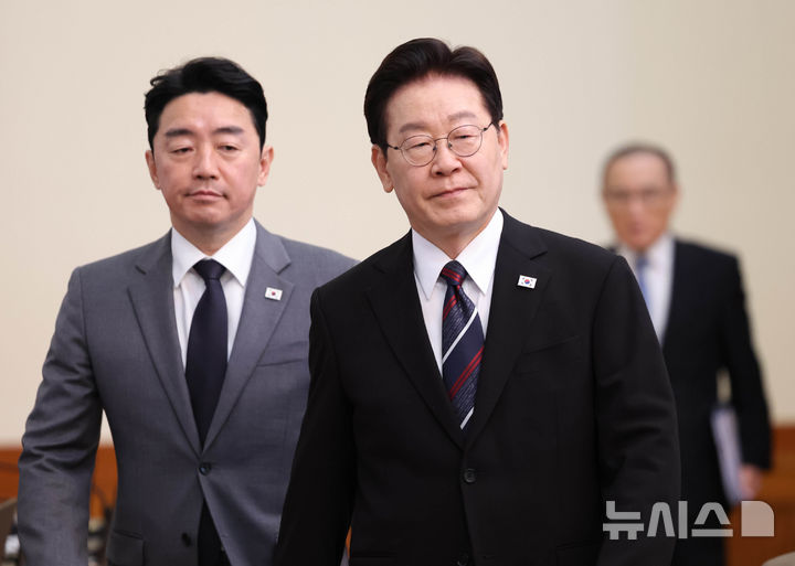 [서울=뉴시스] 고범준 기자 = 이재명 대통령이 16일 청와대에서 열린 수석보좌관회의에 입장하고 있다. 2026.04.16. bjko@newsis.com