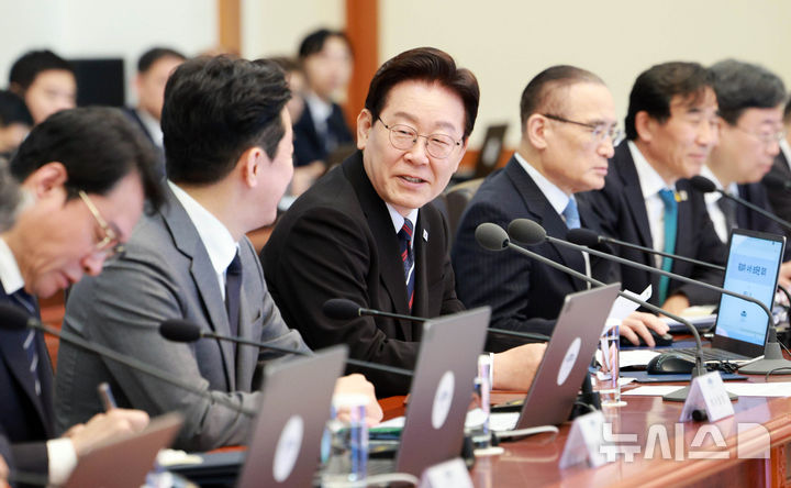 [서울=뉴시스] 고범준 기자 = 이재명 대통령과 강훈식 비서실장이 16일 청와대에서 열린 수석보좌관회의에서 대화하고 있다. 2026.04.16. bjko@newsis.com