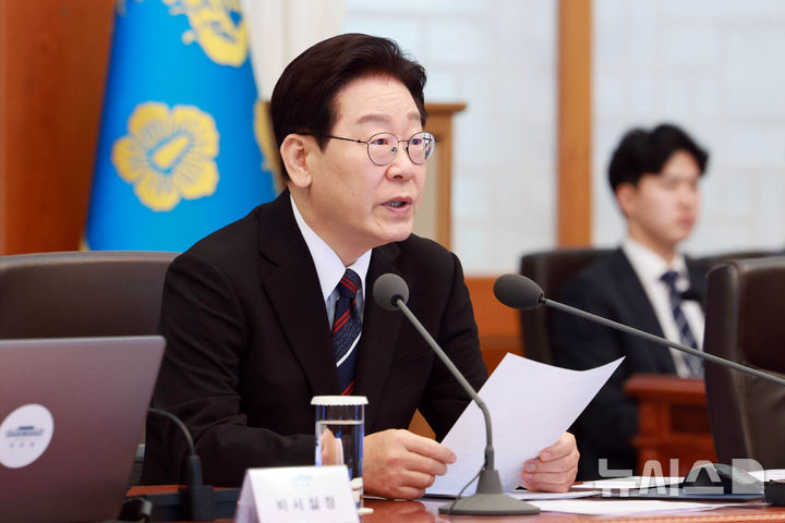 [서울=뉴시스] 고범준 기자 = 이재명 대통령이 16일 청와대에서 열린 수석보좌관회의에서 발언하고 있다. 2026.04.16. bjko@newsis.com