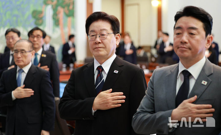 [서울=뉴시스] 고범준 기자 = 이재명 대통령이 16일 청와대에서 열린 수석보좌관회의에서 참석자들과 국민의례를 하고 있다. 2026.04.16. bjko@newsis.com