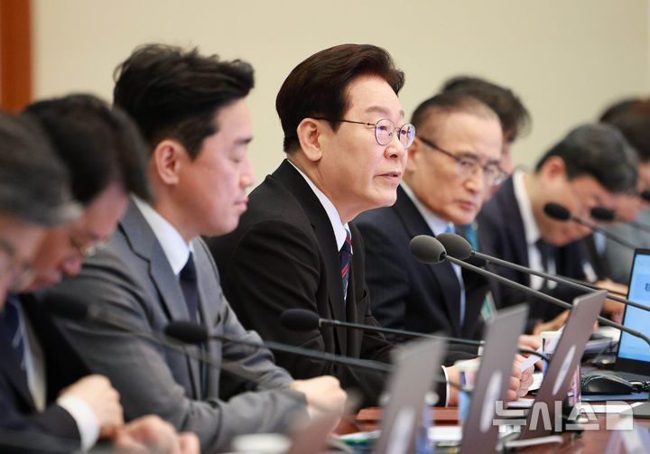 [서울=뉴시스] 고범준 기자 = 이재명 대통령이 16일 청와대에서 열린 수석보좌관회의에서 발언하고 있다. 2026.04.16. bjko@newsis.com