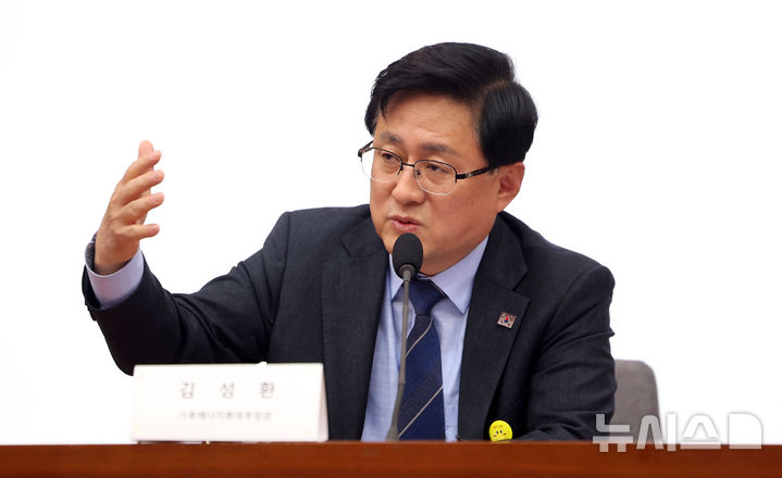 [서울=뉴시스] 김선웅 기자 = 김성환 기후에너지환경부 장관이 16일 서울 종로구 정부서울청사에서 열린 공동주택 내 전기차 충전시설 설치·운영체계 개선을 위한 간담회에서 인사말을 하고 있다. 2026.04.16. mangusta@newsis.com