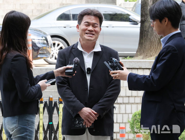 [서울=뉴시스] 박주성 기자 = 이재명 대통령과 이준석 개혁신당 대표에 대한 명예훼손 혐의를 받는 보수 유튜버 전한길(본명 전유관)이 16일 오전 서울 서초구 서울중앙지방법원에서 열린 구속 전 피의자 심문(영장실질심사)에 출석하며 취재진과 이야기를 나누고 있다. 2026.04.16. park7691@newsis.com