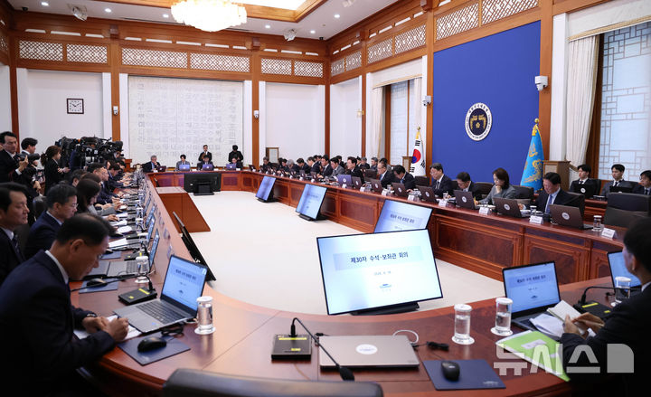 [서울=뉴시스] 고범준 기자 = 이재명 대통령이 16일 청와대에서 열린 수석보좌관회의에서 발언하고 있다. 2026.04.16. bjko@newsis.com