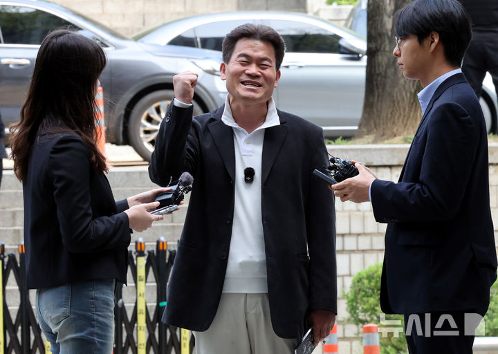 [서울=뉴시스] 박주성 기자 = 이재명 대통령과 이준석 개혁신당 대표에 대한 명예훼손 혐의를 받는 보수 유튜버 전한길(본명 전유관)이 16일 오전 서울 서초구 서울중앙지방법원에서 열린 구속 전 피의자 심문(영장실질심사)에 출석하며 취재진과 이야기를 나누고 있다. 2026.04.16. park7691@newsis.com