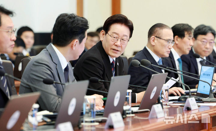 [서울=뉴시스] 고범준 기자 = 이재명 대통령과 강훈식 비서실장이 16일 청와대에서 열린 수석보좌관회의에서 대화하고 있다. 2026.04.16. bjko@newsis.com