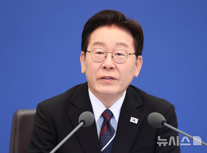 [서울=뉴시스] 고범준 기자 = 이재명 대통령이 16일 청와대에서 열린 수석보좌관회의에서 발언하고 있다. 2026.04.16. bjko@newsis.com