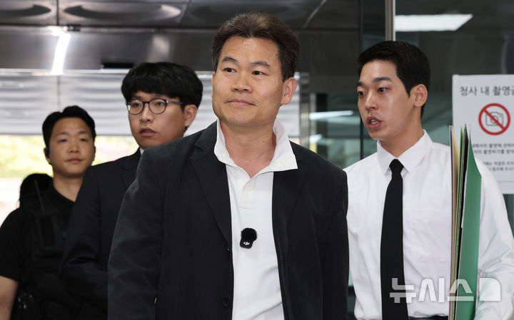 전한길 씨가 서울중앙지법에서 열린 영장실질심사에 출석하는 모습