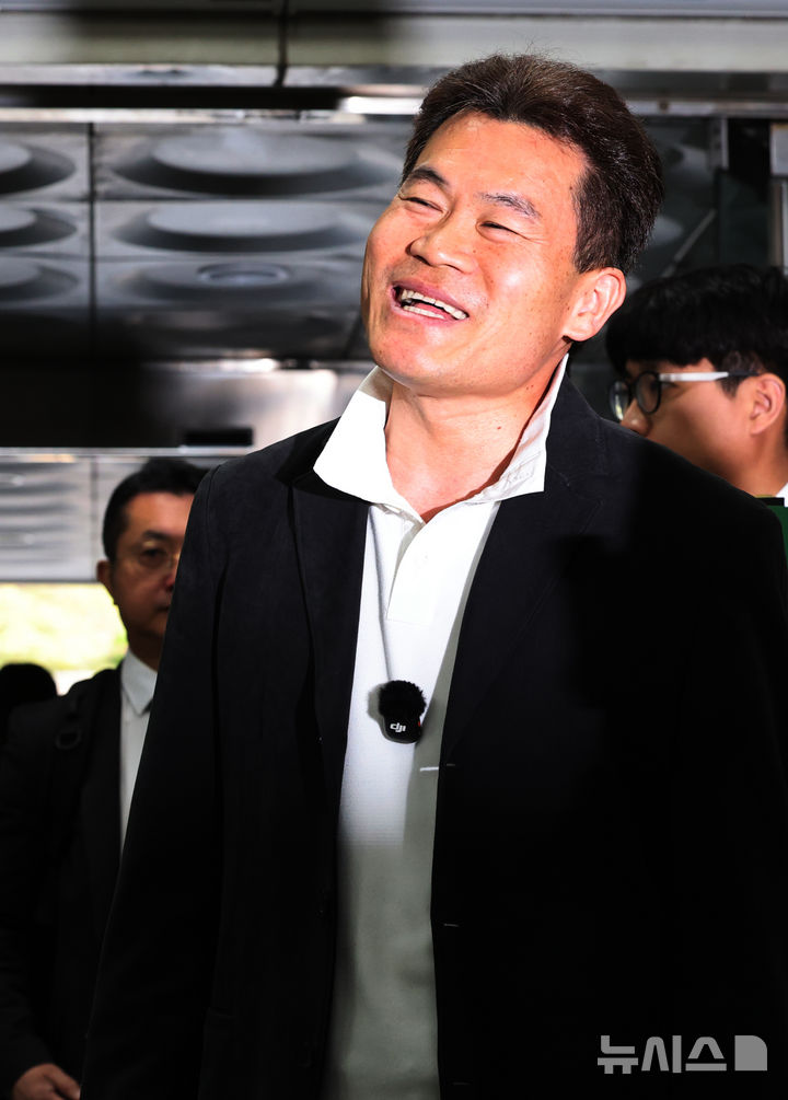 [서울=뉴시스] 박주성 기자 = 이재명 대통령과 이준석 개혁신당 대표에 대한 명예훼손 혐의를 받는 보수 유튜버 전한길(본명 전유관)이 16일 오전 서울 서초구 서울중앙지방법원에서 열린 구속 전 피의자 심문(영장실질심사)에 출석하고 있다. 2026.04.16. park7691@newsis.com