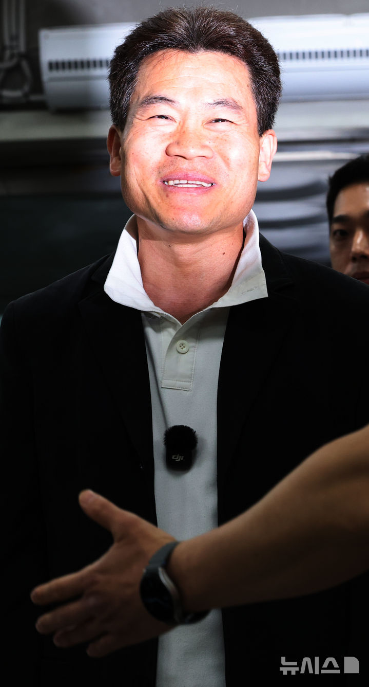 [서울=뉴시스] 박주성 기자 = 이재명 대통령과 이준석 개혁신당 대표에 대한 명예훼손 혐의를 받는 보수 유튜버 전한길(본명 전유관)이 16일 오전 서울 서초구 서울중앙지방법원에서 열린 구속 전 피의자 심문(영장실질심사)에 출석하고 있다. 2026.04.16. park7691@newsis.com