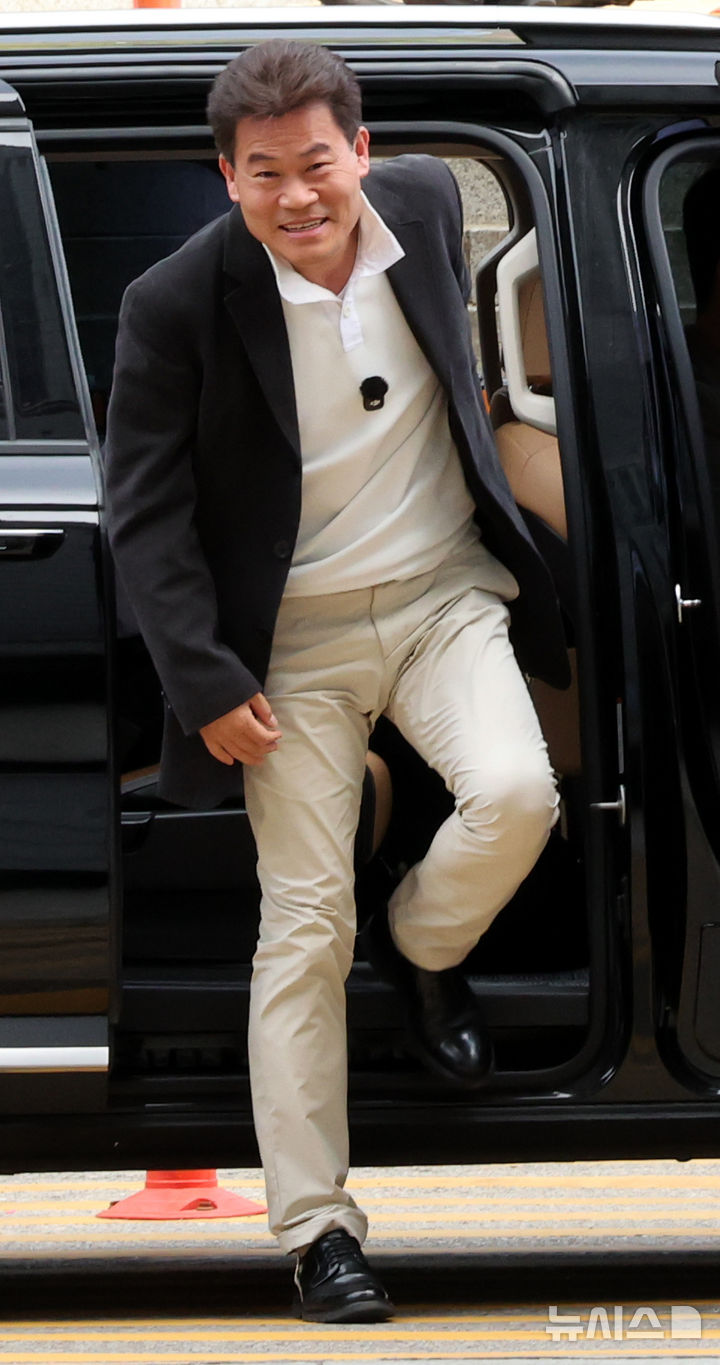 [서울=뉴시스] 박주성 기자 = 이재명 대통령과 이준석 개혁신당 대표에 대한 명예훼손 혐의를 받는 보수 유튜버 전한길(본명 전유관)이 16일 오전 서울 서초구 서울중앙지방법원에서 열린 구속 전 피의자 심문(영장실질심사)에 출석하고 있다. 2026.04.16. park7691@newsis.com