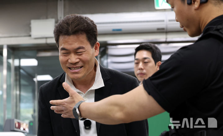 [서울=뉴시스] 박주성 기자 = 이재명 대통령과 이준석 개혁신당 대표에 대한 명예훼손 혐의를 받는 보수 유튜버 전한길(본명 전유관)이 16일 오전 서울 서초구 서울중앙지방법원에서 열린 구속 전 피의자 심문(영장실질심사)에 출석하고 있다. 2026.04.16. park7691@newsis.com