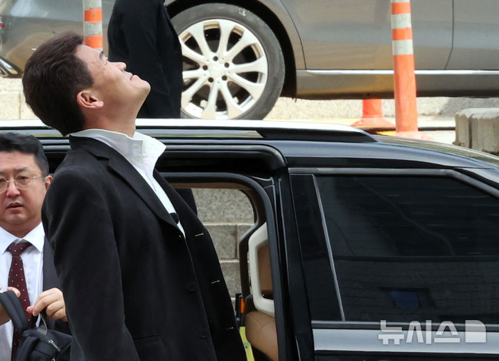 [서울=뉴시스] 박주성 기자 = 이재명 대통령과 이준석 개혁신당 대표에 대한 명예훼손 혐의를 받는 보수 유튜버 전한길(본명 전유관)이 16일 오전 서울 서초구 서울중앙지방법원에서 열린 구속 전 피의자 심문(영장실질심사)에 출석하고 있다. 2026.04.16. park7691@newsis.com