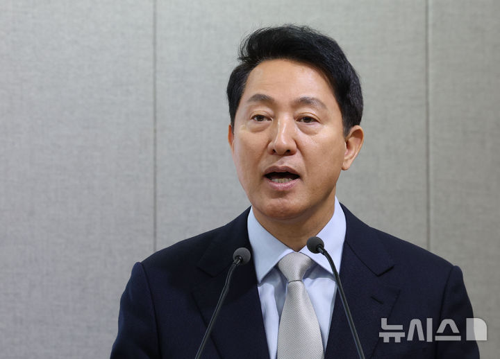 [서울=뉴시스] 조수정 기자 = 오세훈 서울시장이 16일 오전 서울시청에서 '서울아이 동행 UP 프로젝트' 설명회를 하고 있다. 2026.04.16. chocrystal@newsis.com