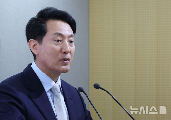 [서울=뉴시스] 조수정 기자 = 오세훈 서울시장이 16일 오전 서울시청에서 '서울아이 동행 UP 프로젝트' 설명회를 하고 있다. 2026.04.16. chocrystal@newsis.com