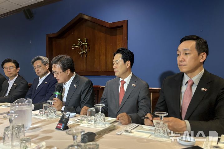 [워싱턴=뉴시스] 이윤희 특파원 = 미국을 방문 중인 장동혁 국민의힘 대표가 15일(현지 시간) 워싱턴DC 인근 한 식당에서 특파원 간담회를 하고 있다. 2026.04.16. sympathy@newsis.com