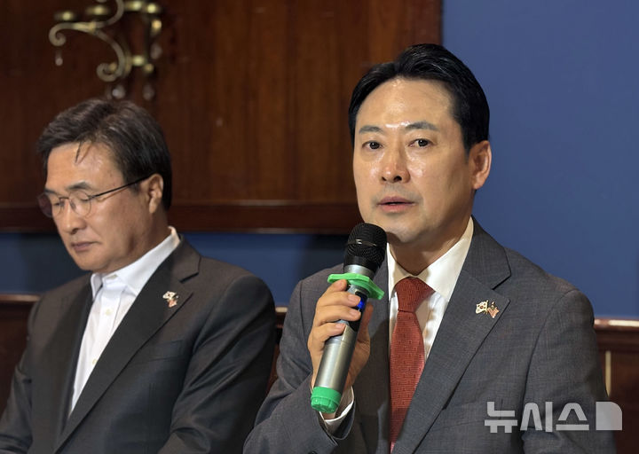 [워싱턴=뉴시스] 이윤희 특파원 = 미국을 방문 중인 장동혁 국민의힘 대표가 지난 15일(현지 시간) 워싱턴DC 인근 한 식당에서 특파원 간담회를 하고 있다. 2026.04.16. sympathy@newsis.com