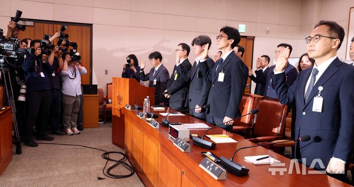 [서울=뉴시스] 조성봉 기자 = 김태훈 대전고검 검사장이 16일 오전 서울 여의도 국회 윤석열 정권 정치검찰 조작기소 의혹 사건 진상규명 국정조사특별위원회에서 열린 '대장동·김용 전 민주연구원 부원장·위례신도시 조작기소 의혹 사건' 청문회에서 증인 선서를 하고 있다. 왼쪽부터 김 검사장, 백종덕 법무법인 로우 변호사, 남욱 변호사, 정용환 서울고검 검사장 직무대행, 이원석 전 검찰총장. 2025.04.16. suncho21@newsis.com
