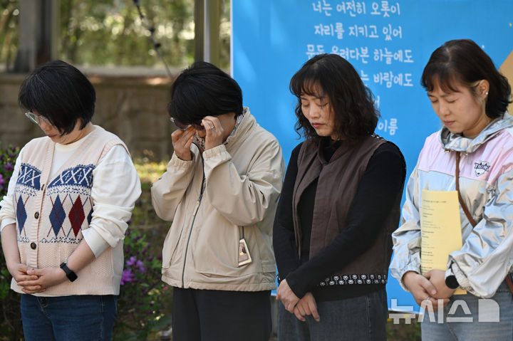 [광주=뉴시스] 박기웅 기자 = 세월호 참사 12주기인 16일 오전 광주 광산구 수완동 풍영정천변길공원 세월호 기억공간에서 열린 추모 행사에서 한 시민이 눈물을 훔치고 있다. 2026.04.16. pboxer@newsis.com