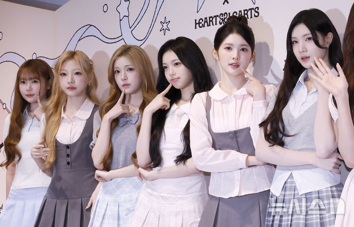 [서울=뉴시스] 김혜진 기자 = 그룹 하츠투하츠(왼쪽부터 예온, 스텔라, 유하, 이안, 에이나, 주은) 16일 오전 서울 성동구 2aN(투에이엔) 팝업스토어에서 열린 오픈 기념 포토 행사에서 포즈를 취하고 있다. 2026.04.16. jini@newsis.com