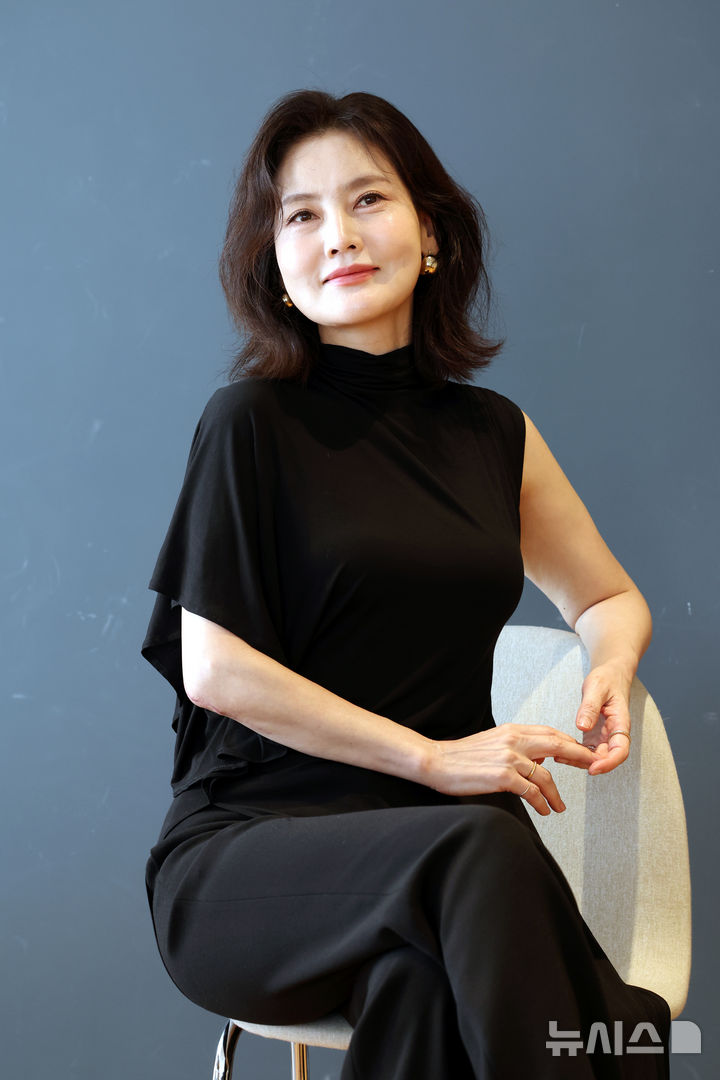 [서울=뉴시스] 박진희 기자 = 뮤지컬 '렘피카' 주연 배우 김선영(타마라 드 렘피카 역)이 16일 서울 종로구 한 카페에서 인터뷰 하고 있다. 2026.04.16. pak7130@newsis.com