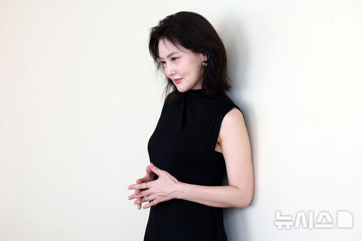 [서울=뉴시스] 박진희 기자 = 뮤지컬 '렘피카' 주연 배우 김선영(타마라 드 렘피카 역)이 16일 서울 종로구 한 카페에서 인터뷰 하고 있다. 2026.04.16. pak7130@newsis.com