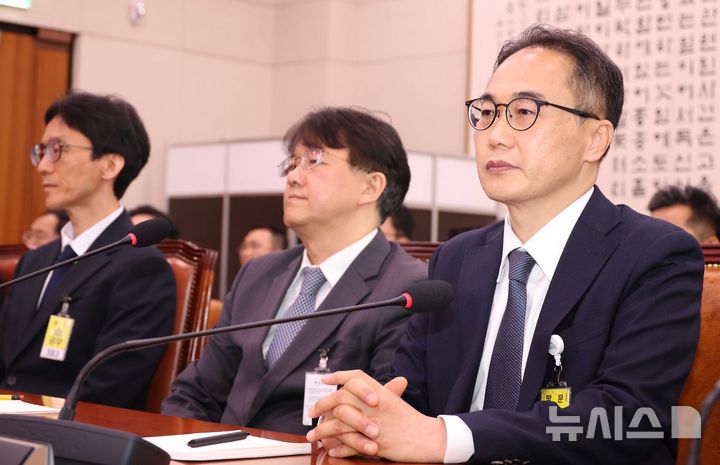 [서울=뉴시스] 조성봉 기자 = 이원석 전 검찰총장이 16일 오전 서울 여의도 국회 윤석열 정권 정치검찰 조작기소 의혹 사건 진상규명 국정조사특별위원회에서 열린 '대장동·김용 전 민주연구원 부원장·위례신도시 조작기소 의혹 사건' 청문회에서 의원 질의를 듣고 있다. 2025.04.16. suncho21@newsis.com