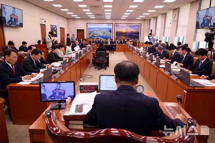 [서울=뉴시스] 조성봉 기자 = 맹성규 국회 국토교통위원장이 16일 오전 서울 여의도 국회에서 열린 국토교통위원회 전체회의에서 의사봉을 두드리고 있다. 2026.04.16. suncho21@newsis.com