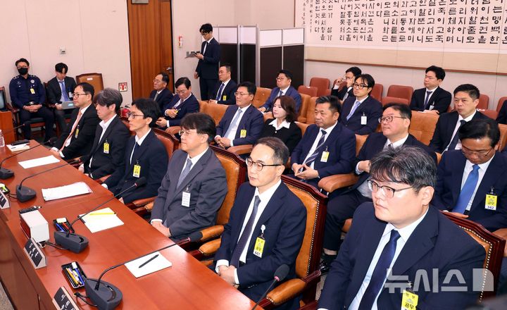 [서울=뉴시스] 조성봉 기자 = 16일 오전 서울 여의도 국회 윤석열 정권 정치검찰 조작기소 의혹 사건 진상규명 국정조사특별위원회에서 열린 '대장동·김용 전 민주연구원 부원장·위례신도시 조작기소 의혹 사건' 청문회에서 증인 및 참고인들이 출석해 있다. 앞줄  왼쪽부터 백종덕 법무법인 로우 변호사, 남욱 변호사, 정용환 서울고검 검사장 직무대행, 김태훈 대전고검 검사장, 이원석 전 검찰총장, 신알찬 법무법인 세담 변호사. 2025.04.16. suncho21@newsis.com