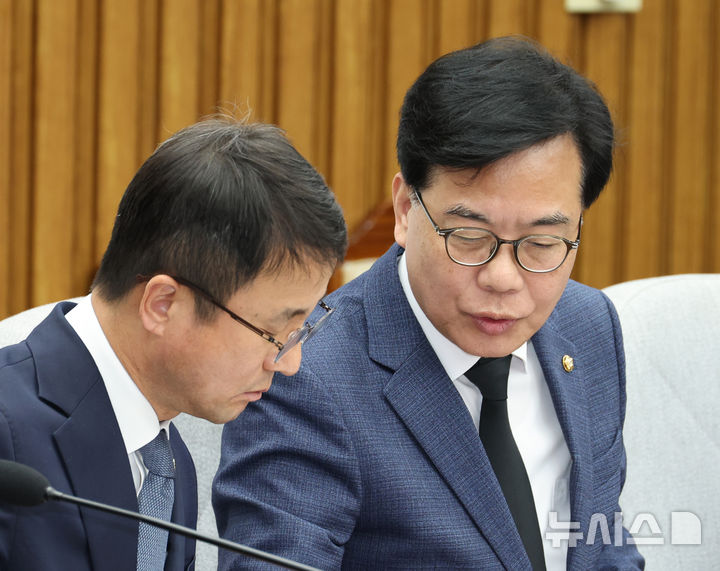 [서울=뉴시스] 김금보 기자 = 한병도 더불어민주당 원내대표와 송언석 국민의힘 원내대표가 지;난 16일 오전 서울 여의도 국회에서 열린 '중동 상황 대응·극복을 위한 더불어민주당·국민의힘 원내대표 긴급 점검 회의'에서 논의를 하고 있다. 2026.04.16. kgb@newsis.com