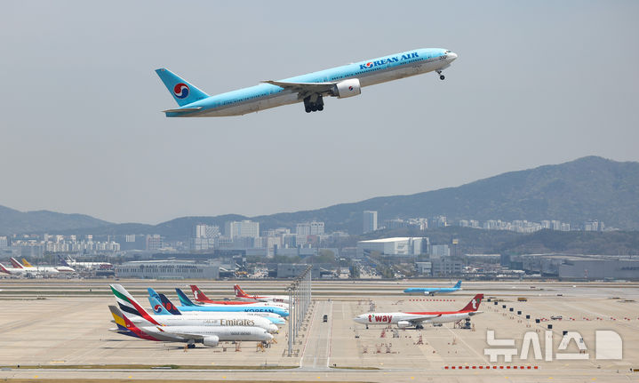 [인천공항=뉴시스] 황준선 기자 = 중동 사태에 따른 항공유 급등으로 대한항공과 아시아나항공이 5월 국제선 유류할증료를 현행 체계 도입 이후 역대 최고 단계인 33단계로 책정한 16일 인천국제공항 활주로에 항공기가 이륙하고 있다.33단계는 유류할증료 제도의 최대 상한선으로 5월1일부로 적용되는 대한항공의 국제선 유류할증료는 7만5000원~56만4000원, 아시아나항공도 같은 기간 국제선 유류할증료로 8만5400원~47만6200원을 책정했다. 2026.04.16. hwang@newsis.com