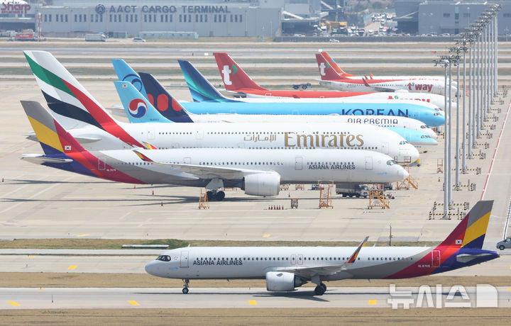 [인천공항=뉴시스] 황준선 기자 = 중동 사태에 따른 항공유 급등으로 대한항공과 아시아나항공이 5월 국제선 유류할증료를 현행 체계 도입 이후 역대 최고 단계인 33단계로 책정한 16일 인천국제공항 활주로에 항공기가 이동하고 있다.33단계는 유류할증료 제도의 최대 상한선으로 5월1일부로 적용되는 대한항공의 국제선 유류할증료는 7만5000원~56만4000원, 아시아나항공도 같은 기간 국제선 유류할증료로 8만5400원~47만6200원을 책정했다. 2026.04.16. hwang@newsis.com
