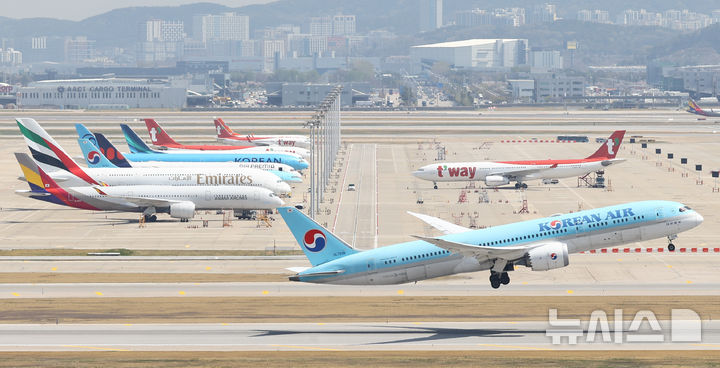 [인천공항=뉴시스] 황준선 기자 = 중동 사태에 따른 항공유 급등으로 대한항공과 아시아나항공이 5월 국제선 유류할증료를 현행 체계 도입 이후 역대 최고 단계인 33단계로 책정한 16일 인천국제공항 활주로에 항공기가 이륙하고 있다.33단계는 유류할증료 제도의 최대 상한선으로 5월1일부로 적용되는 대한항공의 국제선 유류할증료는 7만5000원~56만4000원, 아시아나항공도 같은 기간 국제선 유류할증료로 8만5400원~47만6200원을 책정했다. 2026.04.16. hwang@newsis.com