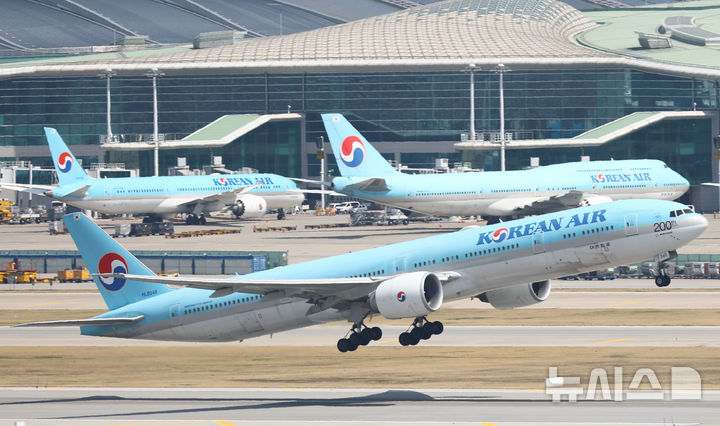 [인천공항=뉴시스] 황준선 기자 = 16일 인천국제공항 활주로에 항공기가 이륙하고 있다. 2026.04.16. hwang@newsis.com