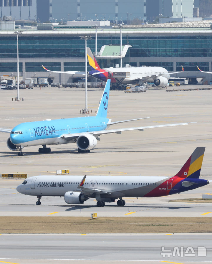[인천공항=뉴시스] 황준선 기자 = 중동 사태에 따른 항공유 급등으로 대한항공과 아시아나항공이 5월 국제선 유류할증료를 현행 체계 도입 이후 역대 최고 단계인 33단계로 책정한 16일 인천국제공항 활주로에 항공기가 이동하고 있다.33단계는 유류할증료 제도의 최대 상한선으로 5월1일부로 적용되는 대한항공의 국제선 유류할증료는 7만5000원~56만4000원, 아시아나항공도 같은 기간 국제선 유류할증료로 8만5400원~47만6200원을 책정했다. 2026.04.16. hwang@newsis.com