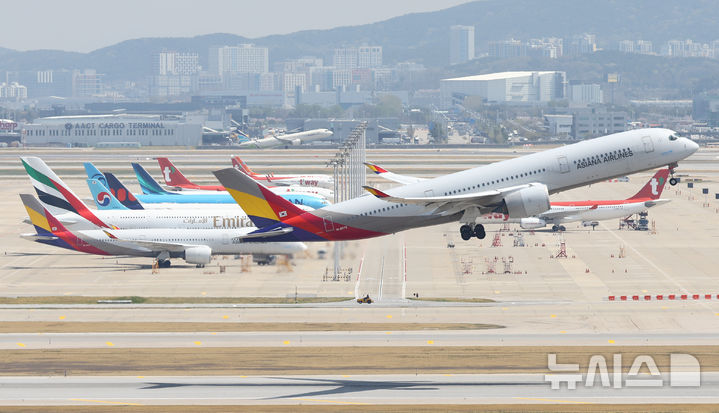 [인천공항=뉴시스] 황준선 기자 = 중동 사태에 따른 항공유 급등으로 대한항공과 아시아나항공이 5월 국제선 유류할증료를 현행 체계 도입 이후 역대 최고 단계인 33단계로 책정한 16일 인천국제공항 활주로에 항공기가 이륙하고 있다.33단계는 유류할증료 제도의 최대 상한선으로 5월1일부로 적용되는 대한항공의 국제선 유류할증료는 7만5000원~56만4000원, 아시아나항공도 같은 기간 국제선 유류할증료로 8만5400원~47만6200원을 책정했다. 2026.04.16. hwang@newsis.com