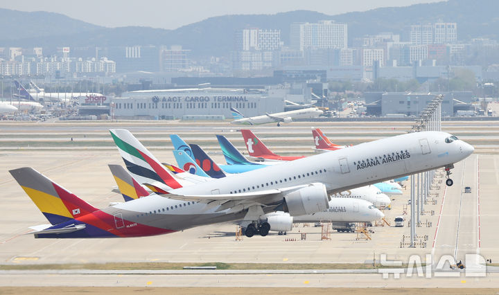 [인천공항=뉴시스] 황준선 기자 = 지난 16일 인천국제공항 활주로에 항공기가 이륙하고 있다. 2026.04.16. hwang@newsis.com