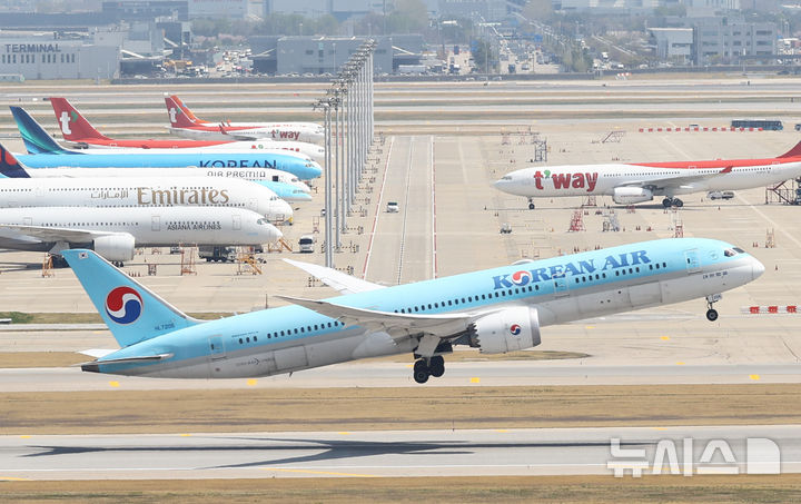[인천공항=뉴시스] 황준선 기자 = 중동 사태에 따른 항공유 급등으로 대한항공과 아시아나항공이 5월 국제선 유류할증료를 현행 체계 도입 이후 역대 최고 단계인 33단계로 책정한 16일 인천국제공항 활주로에 항공기가 이륙하고 있다.33단계는 유류할증료 제도의 최대 상한선으로 5월1일부로 적용되는 대한항공의 국제선 유류할증료는 7만5000원~56만4000원, 아시아나항공도 같은 기간 국제선 유류할증료로 8만5400원~47만6200원을 책정했다. 2026.04.16. hwang@newsis.com